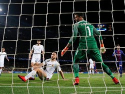 Pemain Roma, Kostas Manolas, salah mengantisipasi bola rebound tendangan Samuel Umtiti. Barca di atas angin dengan unggul 2-0 akibat gol bunuh diri Manolas di menit ke-55. (Foto: Juan Medina/Reuters)