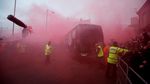 Teror Anfield untuk City: Botol Melayang, Flare Menyala