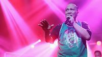 Iwa K Bermandikan Cahaya Lampu di Konser Batman Kasarung
