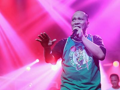 Iwa K Bermandikan Cahaya Lampu di Konser Batman Kasarung