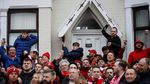 Teror Anfield untuk City: Botol Melayang, Flare Menyala