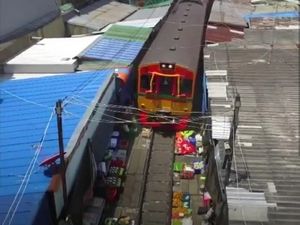 Ngeri tapi Seru! Ada Pasar Mepet Rel Kereta di Thailand Ngeri tapi Seru! Ada Pasar Mepet Rel Kereta di Thailand