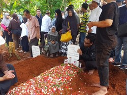 Tangisan Iringi Pemakaman Pensiunan TNI AL yang Dibunuh di Pd Labu