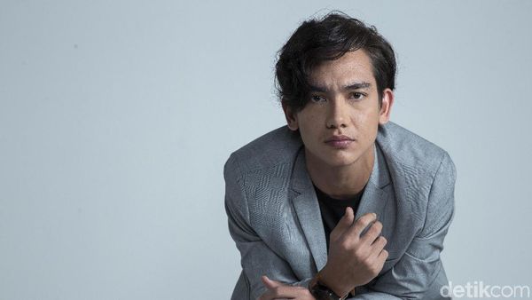 Gaya Cool Adipati Dolken Celeb of The Month Bulan Ini