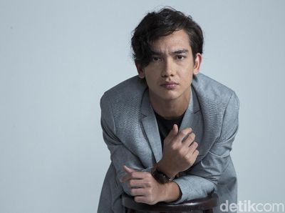 Gaya Cool Adipati Dolken Celeb of The Month Bulan Ini