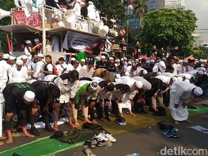 Massa PA 212 Salat Asar Berjemaah di depan Bareskrim Massa PA 212 Salat Asar Berjemaah di depan Bareskrim