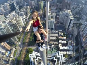 Bikin Merinding! Aksi Gila Pemanjat Gedung Tinggi Berani Mati Bikin Merinding! Aksi Gila Pemanjat Gedung Tinggi Berani Mati