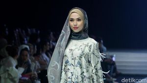 Foto: 12 Koleksi Busana Muslim Terbaru Ria Miranda Terinspirasi Angsa