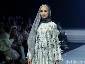 Foto: 12 Koleksi Busana Muslim Terbaru Ria Miranda Terinspirasi Angsa Foto: 12 Koleksi Busana Muslim Terbaru Ria Miranda Terinspirasi Angsa