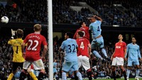 Gol tandukan Vincent Kompany di pertengahan babak kedua membuat City menang 1-0 dan menggeser MU dari puncak klasemen. City jadi juara liga di detik-detik akhir pekan pamungkas 2011/2012. (Michael Regan/Getty Images)