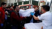 Foto: Petugas Evakuasi Korban Kebakaran di RS Taksim Istanbul