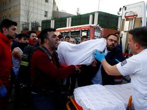 Foto: Petugas Evakuasi Korban Kebakaran di RS Taksim Istanbul