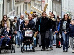 Protes Pembelian Jet F-16, Pria di Kroasia Jalan Salib 200 Km