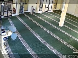 Seorang Bocah Terekam CCTV Curi Kotak Amal Masjid