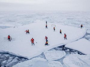 Seru Nih, Main Sepakbola di Atas Pecahan Es