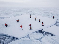 Seru Nih, Main Sepakbola di Atas Pecahan Es
