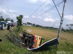 Saling Menghindari, Truk dan Sedan Nyemplung Sawah di Cilacap