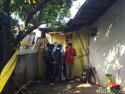 Polisi Sisir Lokasi Pembunuhan Pensiunan TNI AL di Pondok Labu