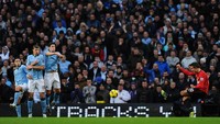 Semusim berikutnya, gol free kick Robin van Persie di Etihad Stadium membuat City tumbang dengan skor 2-3. (Michael Regan/Getty Images)