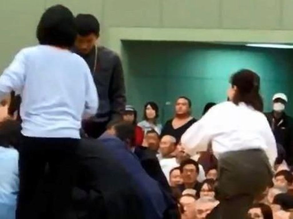 Seorang Wanita Diusir dari Ring Sumo Saat Berikan Pertolongan Pertama Seorang Wanita Diusir dari Ring Sumo Saat Berikan Pertolongan Pertama
