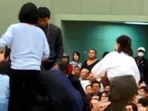 Seorang Wanita Diusir dari Ring Sumo Saat Berikan Pertolongan Pertama Seorang Wanita Diusir dari Ring Sumo Saat Berikan Pertolongan Pertama