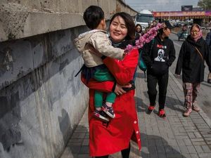 Suaminya Ditahan, Istri Pengacara HAM di China Jalan Kaki 100 Km