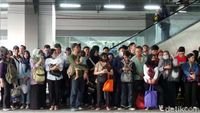 Sore Ini, Stasiun Duri Masih Padet Horor Berdesak-desakan