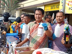 Polres Jakut Sita Ribuan Botol Miras, 2 Orang Jadi Tersangka