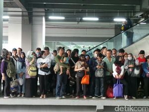 Desak-desakan Penumpang KRL di Stasiun Duri Sore Ini Masih Horor Desak-desakan Penumpang KRL di Stasiun Duri Sore Ini Masih Horor