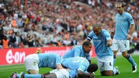 Yaya Toure mencetak gol kemenangan City 1-0 atas MU di semifinal Piala FA 2011. City melaju ke final dan jadi juara yang juga mengakhiri 35 tahun puasa gelar klub itu. (Mike Hewitt/Getty Images)