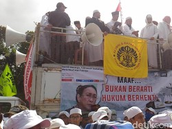 Demo Sukmawati, Massa PA 212 Lantunkan Azan di Bareskrim