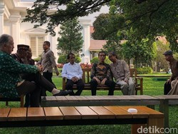 Saat Budayawan Gayo Bacakan Puisi di Hadapan Jokowi