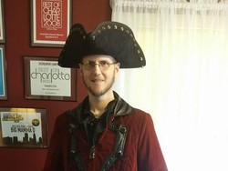 Pria Ini Bawa Tempat Makan Warna Pink ke Kantor, Alasannya Inspiratif!