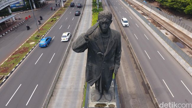 Patung Jenderal Sudirman Bolong