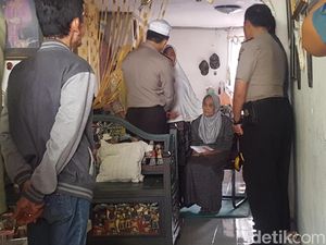 Suasana Haru saat Kapolres Jaksel Temui Istri Pensiunan AL