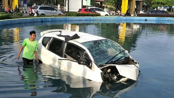 Penampakan Mobil Terbang yang Nyungsep ke Kolam di Pontianak