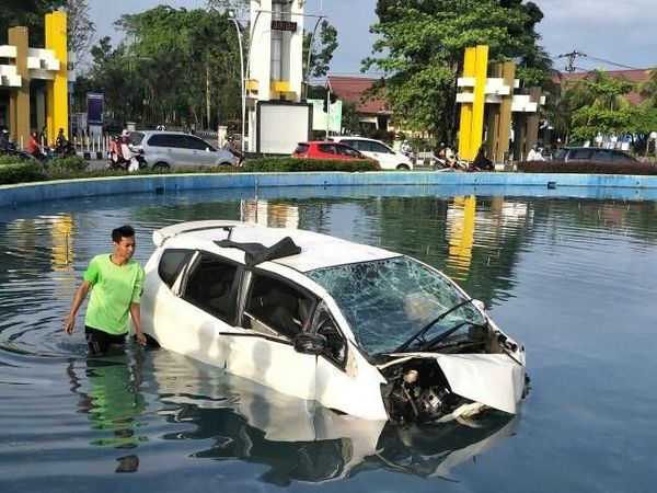 Penampakan Mobil Terbang yang Nyungsep ke Kolam di Pontianak