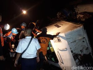Terguling usai Tabrakan dengan Truk, Begini Kondisi Loko KA Sancaka Terguling usai Tabrakan dengan Truk, Begini Kondisi Loko KA Sancaka