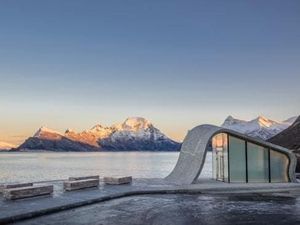 Sepertinya, Tidak Ada Toilet Seindah Ini di Pinggir Jalan