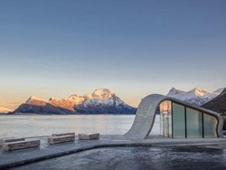 Sepertinya, Tidak Ada Toilet Seindah Ini di Pinggir Jalan