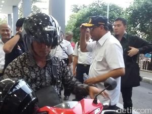 Dibonceng Ajudan Naik Motor, Budi Karya Sidak Stasiun Duri Dibonceng Ajudan Naik Motor, Budi Karya Sidak Stasiun Duri