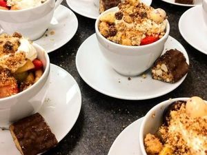 Bikin Haru! Keluarga Stephan Hawking Bagikan Makanan untuk Tunawisma