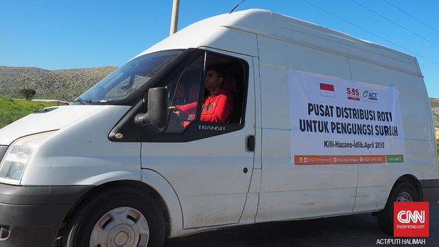 Mobil yang siap mengantarkan ribuan roti khobz untuk pengungsi Suriah.