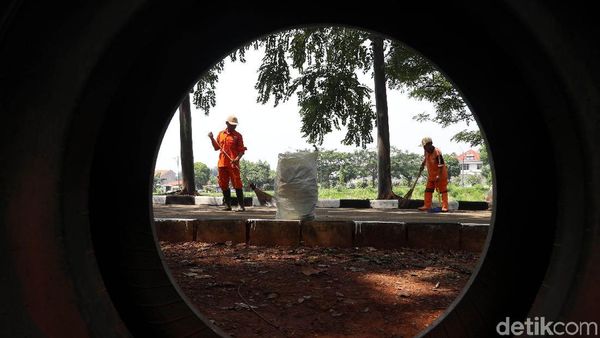 Merawat Kanal Banjir Timur