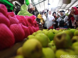 Kunjungi Pasar Buah, Khofifah Ingin Potensi Daerah Dimaksimalkan