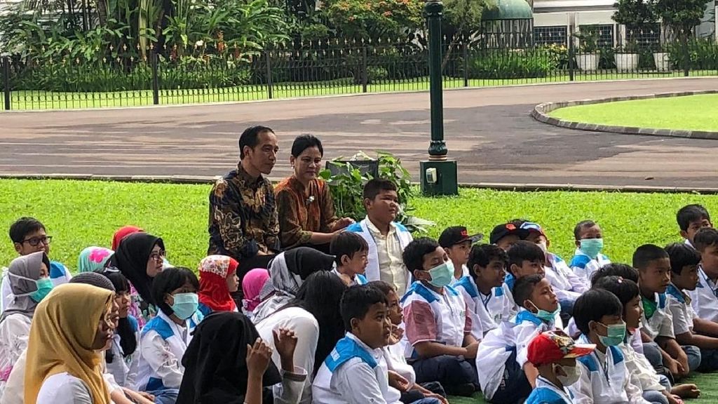 Foto: Saat Anak-anak Pengidap Kanker Main Sulap Bareng Jokowi Foto: Saat Anak-anak Pengidap Kanker Main Sulap Bareng Jokowi