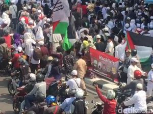 Ada Spanduk Kami Bangga Jadi MCA di Demo Sukmawati
