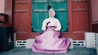 Anyonghaseyo, Cantiknya Gaya Hijab Natasha Rizki Saat Jalan-Jalan di Korea