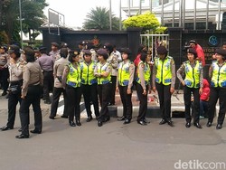 Polwan Cantik Ikut Jaga Demo Massa PA 212 soal Sukmawati