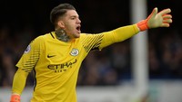 Kiper Manchester City, Ederson Moraes, jadi kiper yang bakal mengisi tim impian Yaya Toure. Keduanya sempat main bareng di City pada musim 2017/2018. (Foto: Peter Powell/Reuters)